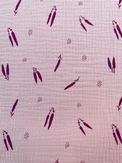 Musselin „Boho Feathers“ mit Federn altrosa/beere Musselin „Boho Feathers“ mit Federn altrosa/beere