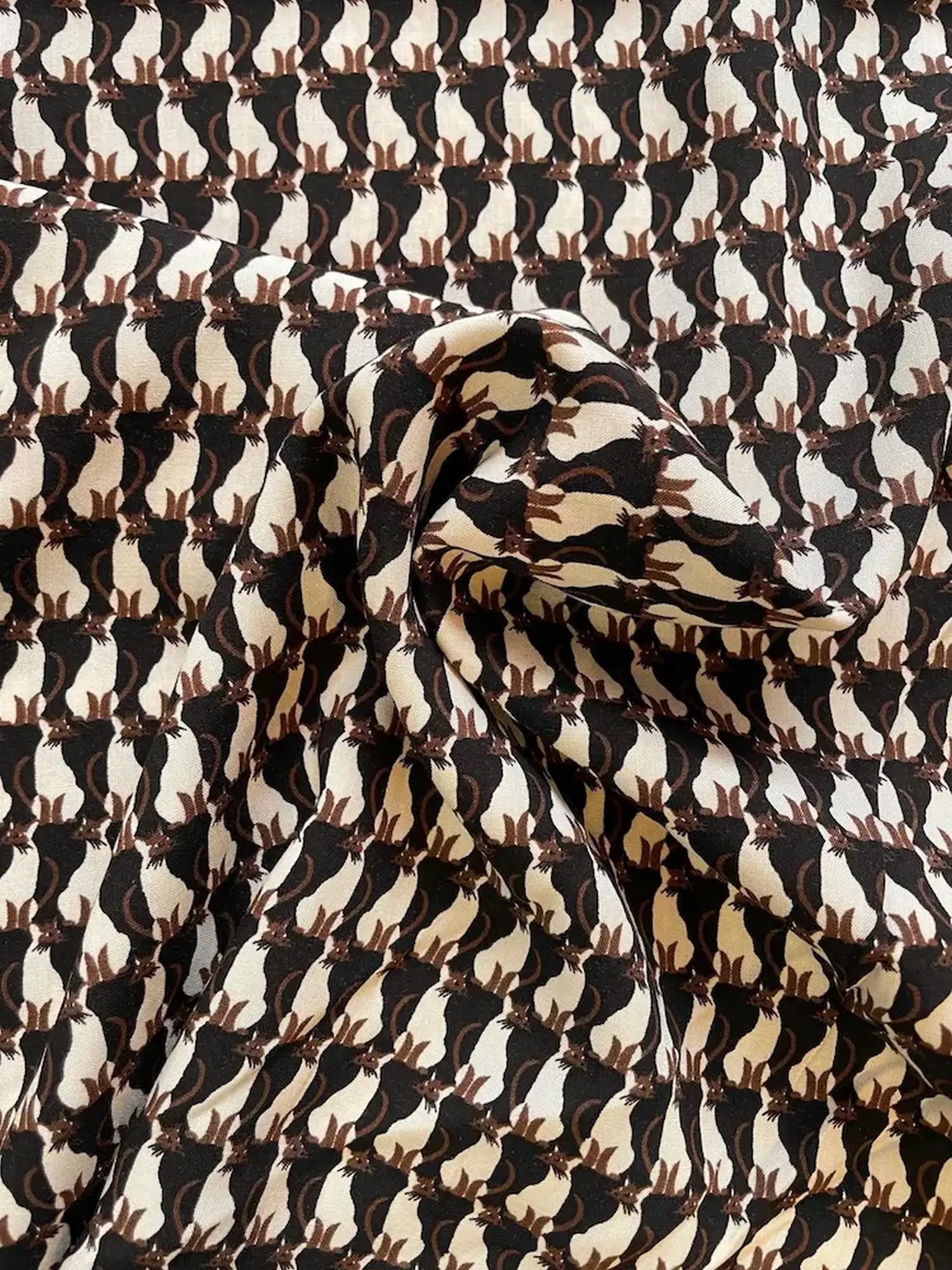 Fließender Viskosestoff mit grafischem Katzenmuster in Schwarz und Creme, 100% Viskose Webware für Kleider und Blusen.