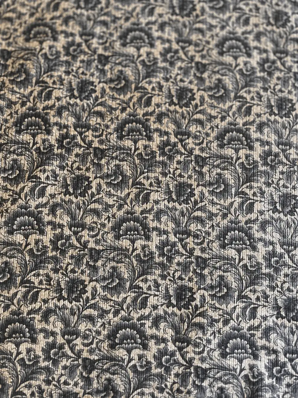 Leichter Jacquard-Cordstoff als Meterware mit filigranem floralem Muster in Schlamm und Schwarz