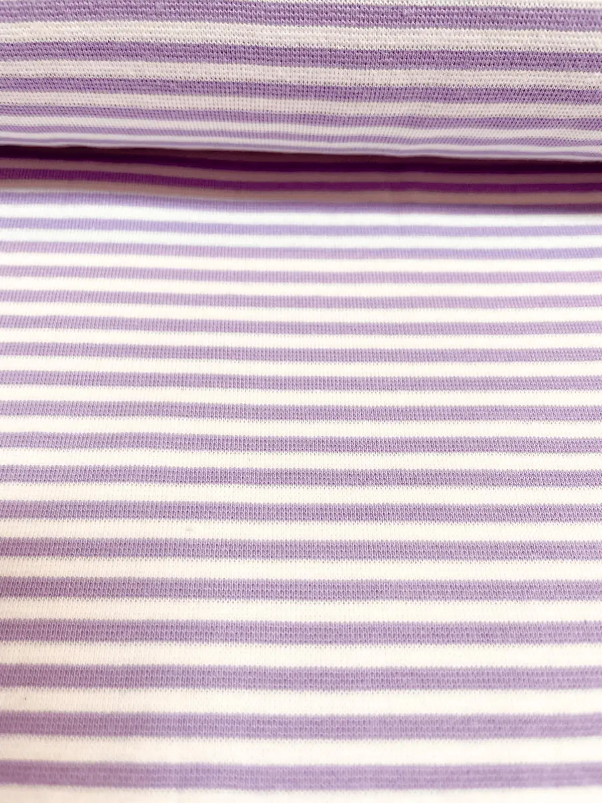 Gestreifter Bündchenstoff in Flieder und Weiß als elastische Schlauchware (Meterware) für Pulloverbündchen und Babybekleidung.