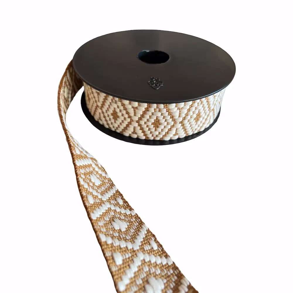 Gewebtes Gurtband mit 38mm Breite im Ethno-Stil, geometrisches Rautenmuster in Cognac-Braun und Creme als Meterware auf Rolle für Taschenriemen