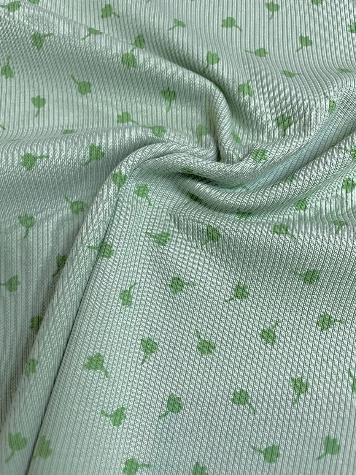 Feiner Rippjersey Stoff in Mintgrün mit kleinen grünen Tulpen, elastischer Rippstrick für Baby-Bodys und Kinderkleidung, Meterware.
