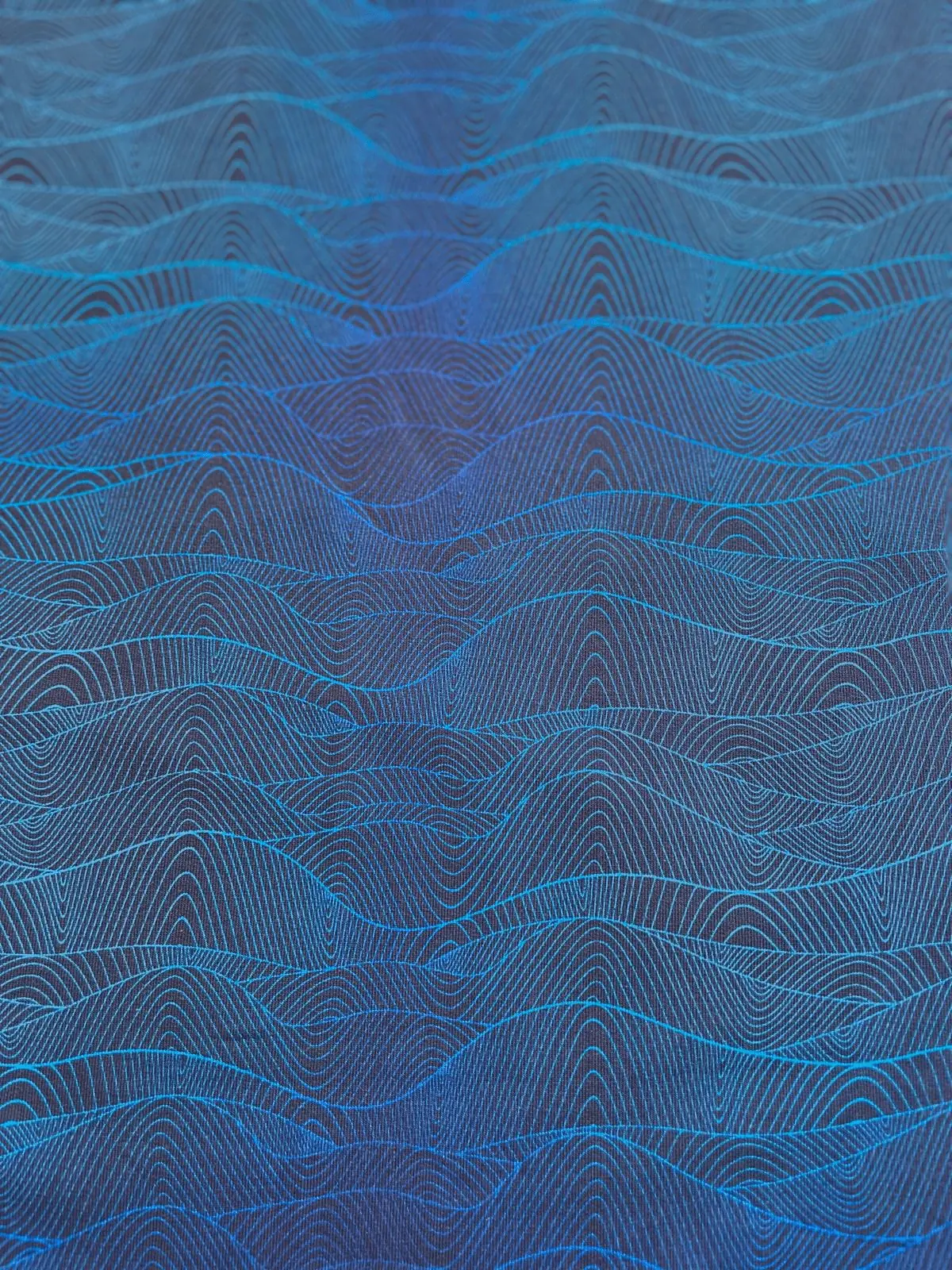 Hochwertiger French Terry Stoff als Meterware mit blau-türkisfarbenem Wellen-Muster (Ocean Waves Sommersweat)