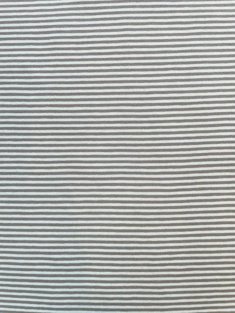 Detailansicht von Baumwolljersey Meterware mit feinen horizontalen Streifen in Taupe-Grau und Weiß, elastischer Stoff für Bekleidung.
