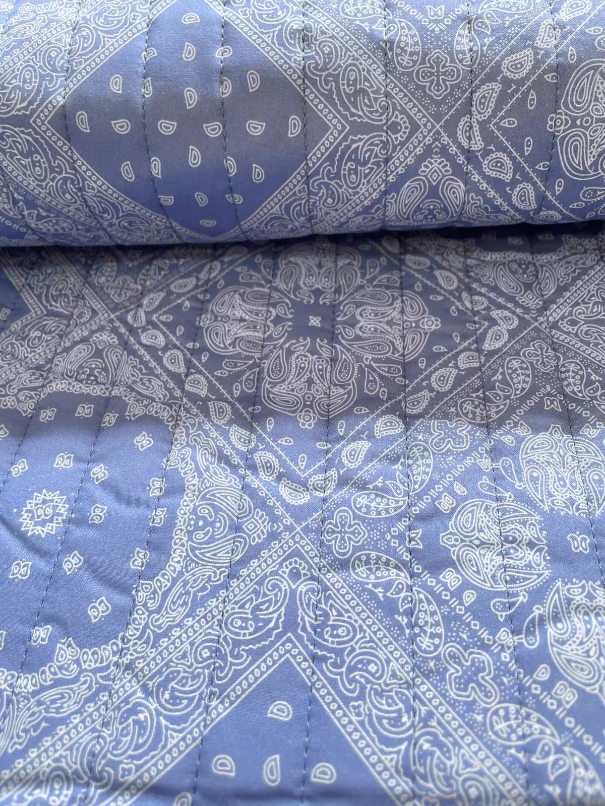 Steppstoff "Paisley Breeze" hellblau / blau mit Blumen Steppstoff "Paisley Breeze" hellblau / blau mit Blumen