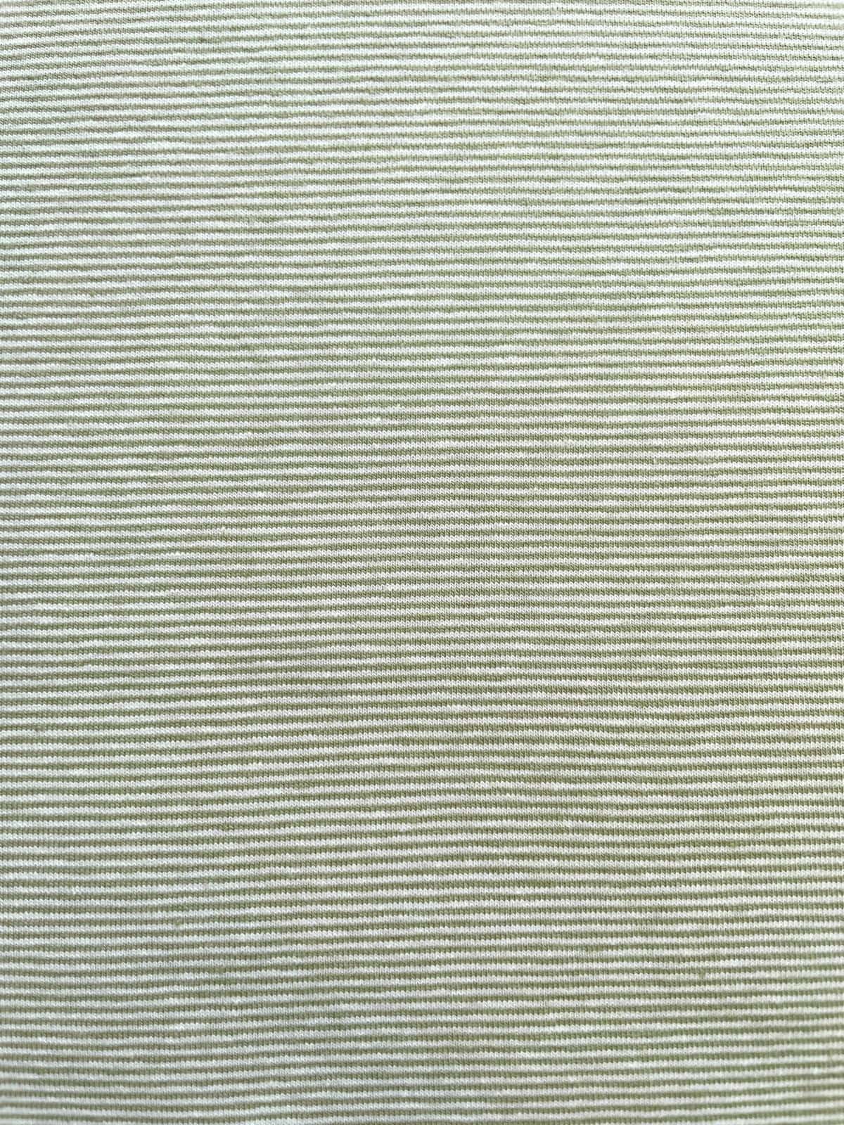 Nahaufnahme von weichem Baumwolljersey in Salbeigrün mit feinen weißen Querstreifen, ideal als Meterware für moderne Baby- und Kinderkleidung.