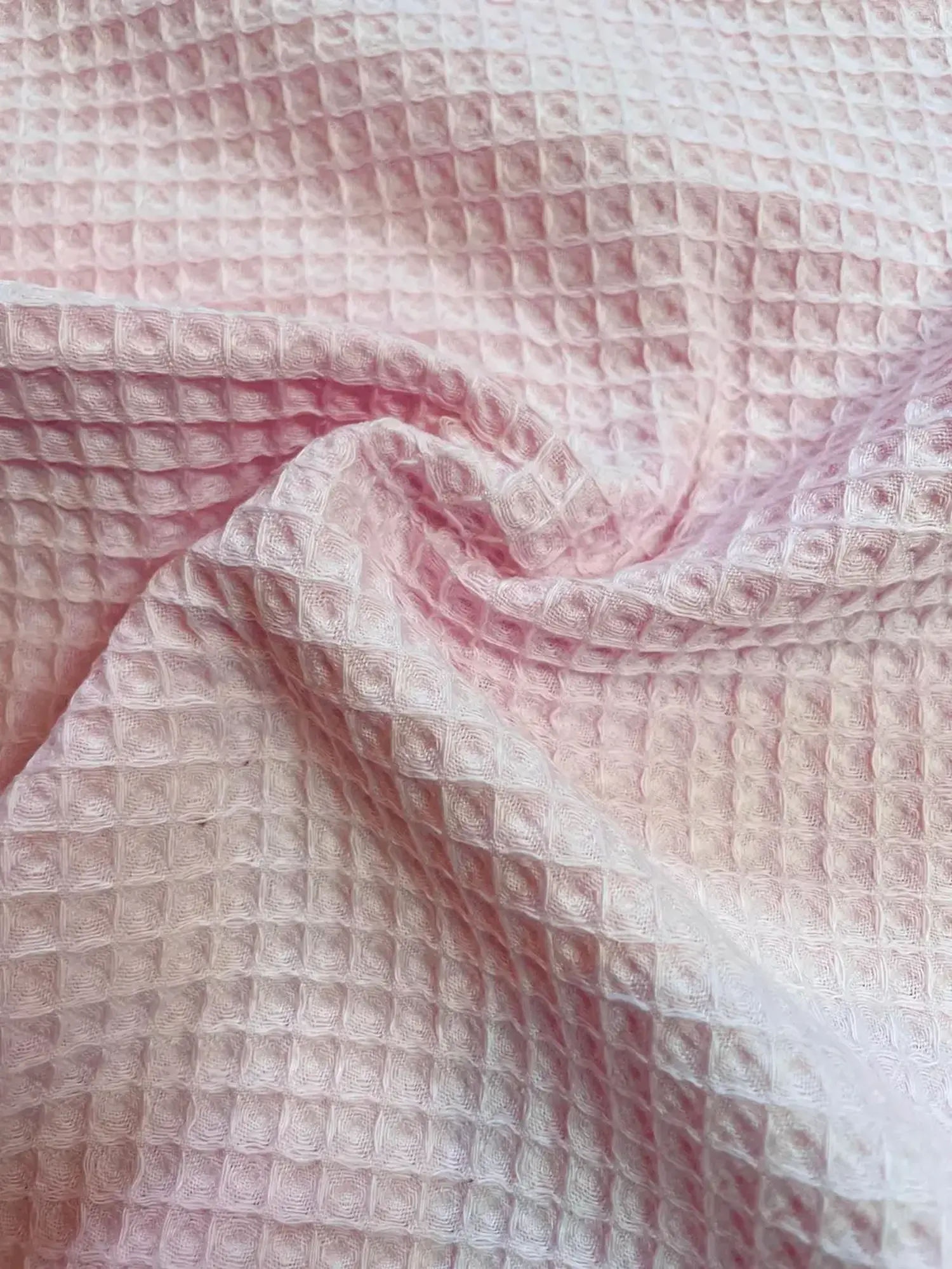 Weich fallender Waffelstoff in Rosa als Meterware mit plastischer Waffelstruktur für kuschelige Babydecken und Heimtextilien.