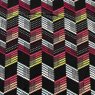 Bedruckter Viskosestoff mit modernem Pixel-Zickzack-Muster in Rot, Gelb, Weiß und Mint auf schwarzem Grund – ideal für fließende Kleider und Blusen.