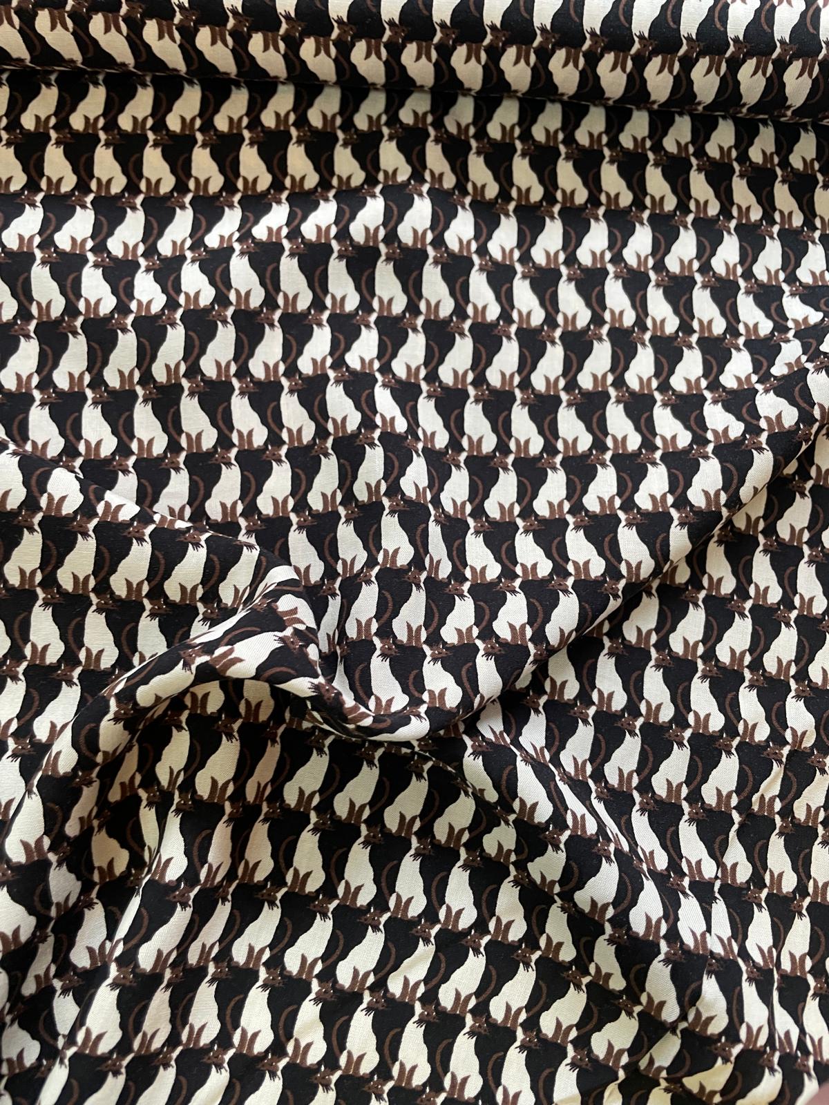 Fließender Viskosestoff mit grafischem Katzenmuster in Schwarz und Creme, 100% Viskose Webware für Kleider und Blusen.