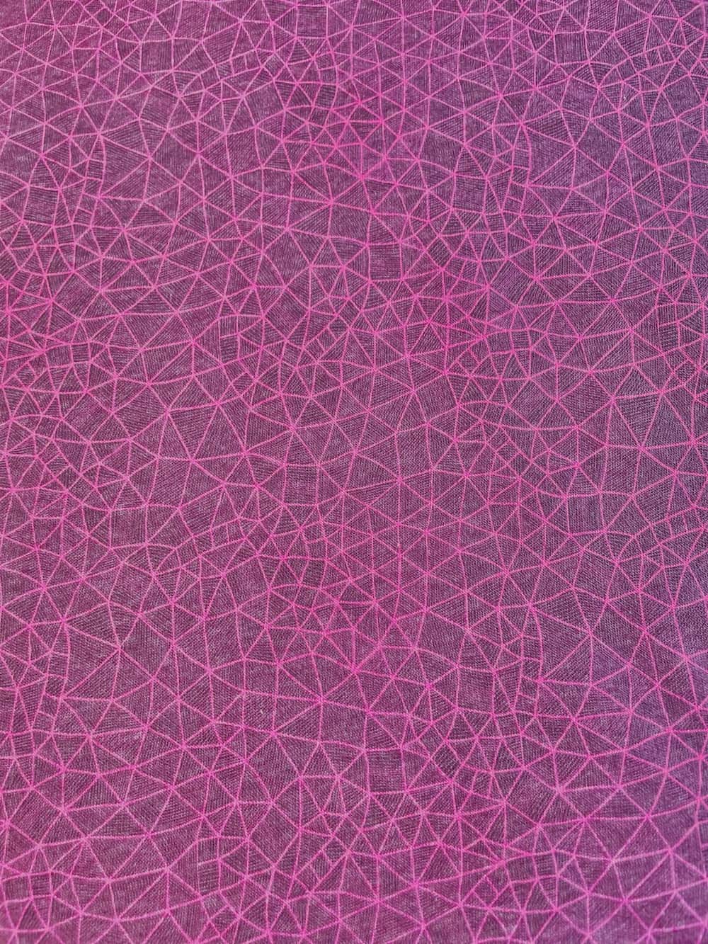 Alpenfleece – Geometrisches Netz in Beere/Pink | 280 g/m² | Meterware Alpenfleece – Geometrisches Netz in Beere/Pink | 280 g/m² | Meterware
