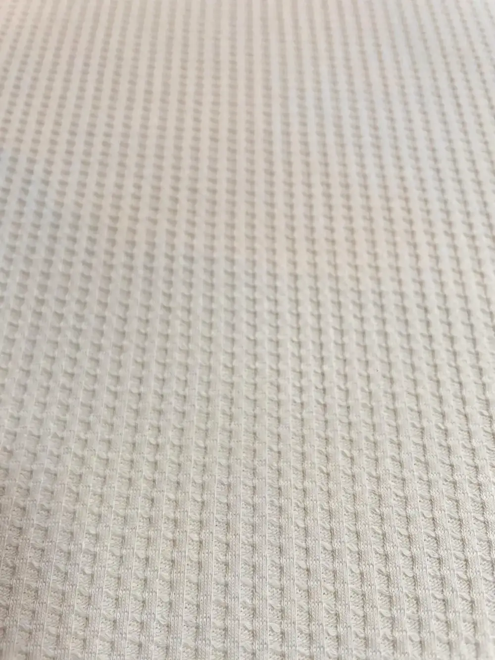Weicher Waffelstrick Stoff in Cremeweiß, elastischer Waffeljersey mit feiner Struktur für Babykleidung und gemütliche Pullover