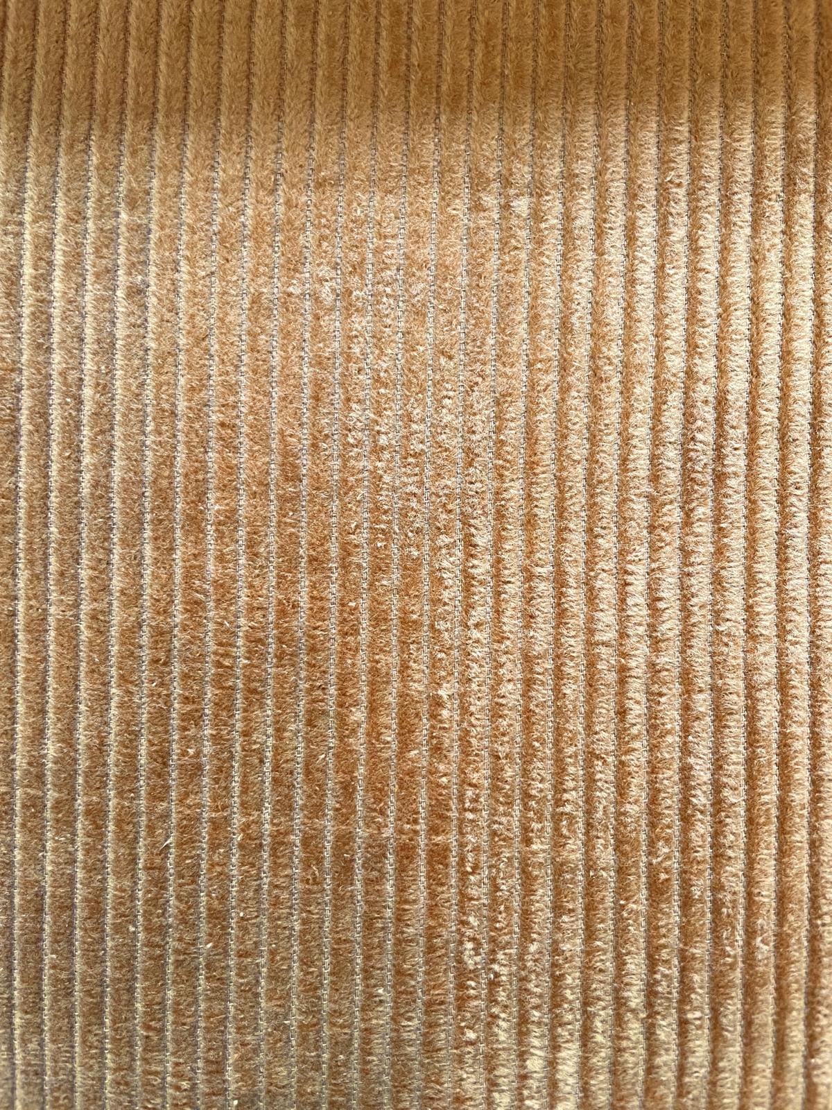 Nahaufnahme von hellbraunem Breitcord-Stoff als Meterware mit deutlich sichtbarer, breiter Rippenstruktur, ideal für robuste Herbst- und Wintermode