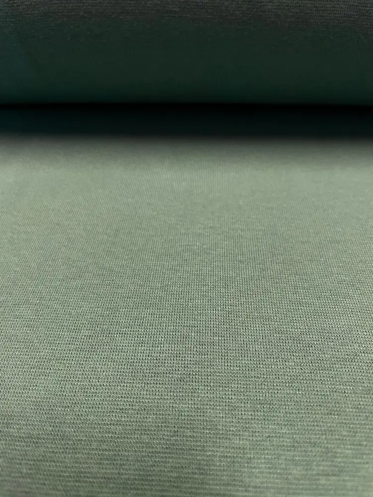 Elastischer Bündchenstoff in Altgrün als Uni-Meterware, feingerippte Struktur perfekt für dezente Ärmel- und Halsabschlüsse an Sweatern oder Kinderkleidung.
