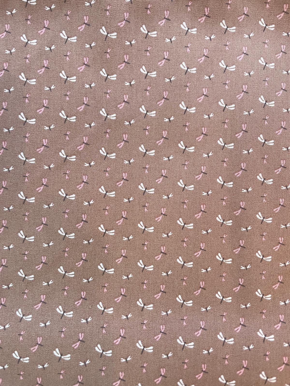 Feiner Baumwoll-Popeline Stoff in Beige-Braun mit kleinen Libellen-Motiven in Rosa und Weiß; Stoffgewicht 130g/m², Breite 147cm.
