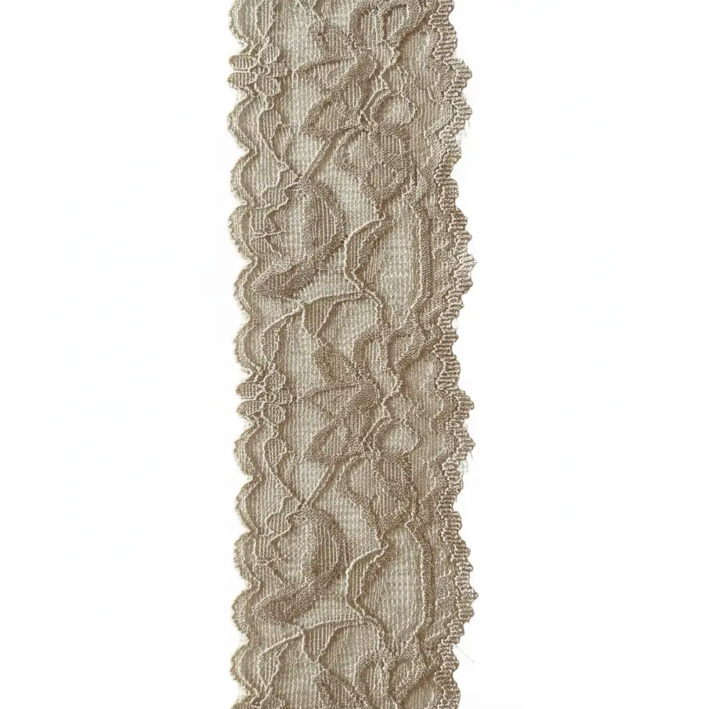 Nahaufnahme von einem dehnbaren, elastischen Spitzenband mit 4cm Breite in Beige, florales Muster mit Bogenkante, weiche Stretch-Spitze als Meterware für Dessous und Kleidung
