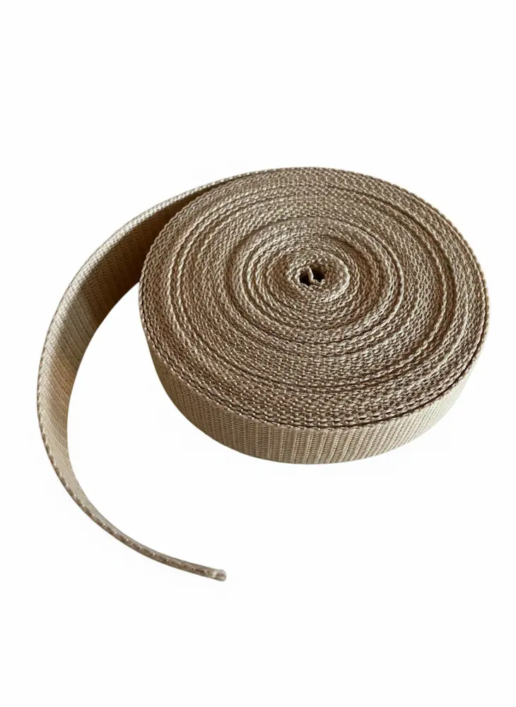 Eine aufgewickelte Rolle von beigem Gurtband mit 3 cm Breite vor weißem Hintergrund, perfekt als Meterware für Taschenriemen und Bastelbedarf.