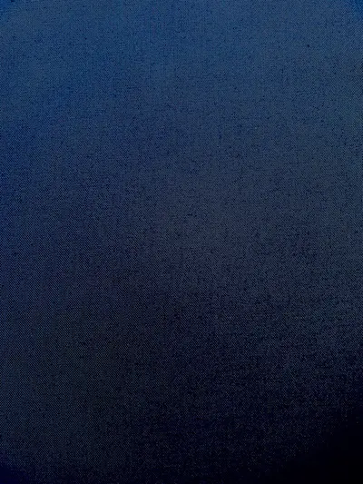 Nahaufnahme eines fein gewebten Stoffes aus 100% Baumwolle in 143cm Breite, Gewicht 140g pro Quadratmeter, ideal für Hemden und Bettwäsche.