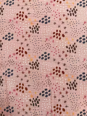 Luftig-leichter Musselin-Stoff in Altrosa (130g) mit buntem Punkte- und Sternchen-Print für Kinderbekleidung.