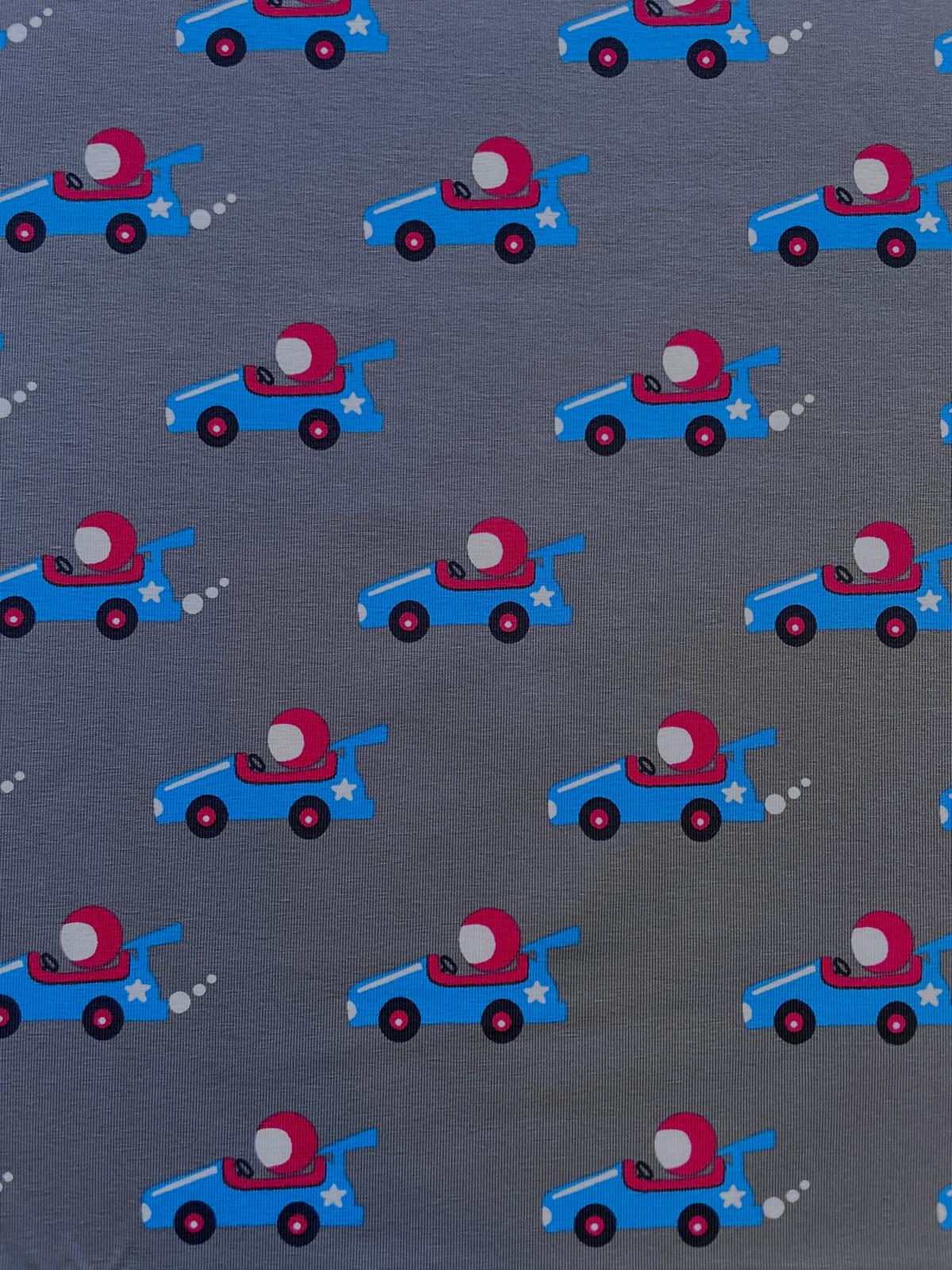 Mittelgrauer Jersey-Stoff bedruckt mit kleinen roten und blauen Rennwagen.