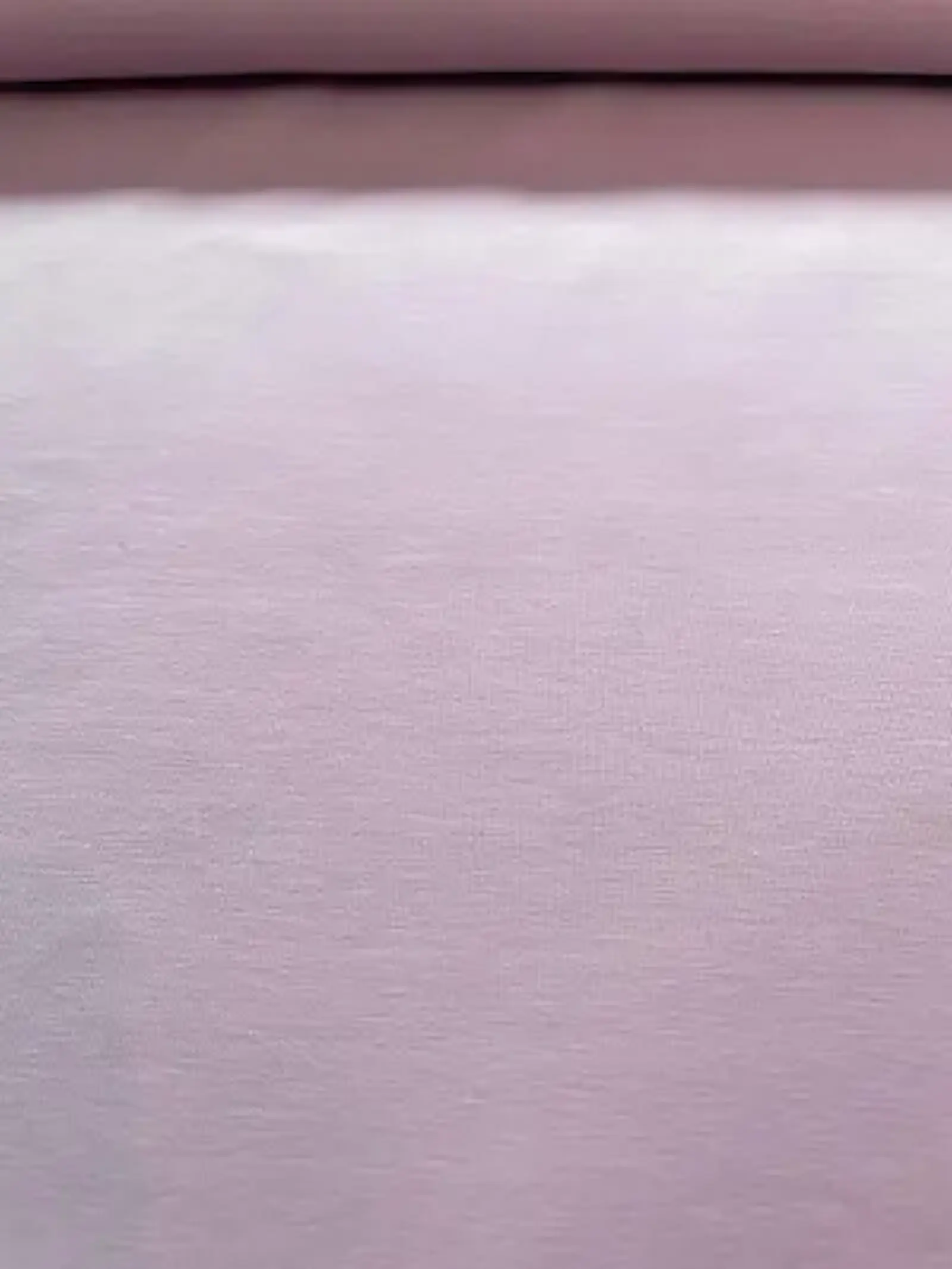 Nahaufnahme eines festen Baumwolljersey-Stoffs in Flieder-Mauve mit feiner Struktur, 220g Qualität.