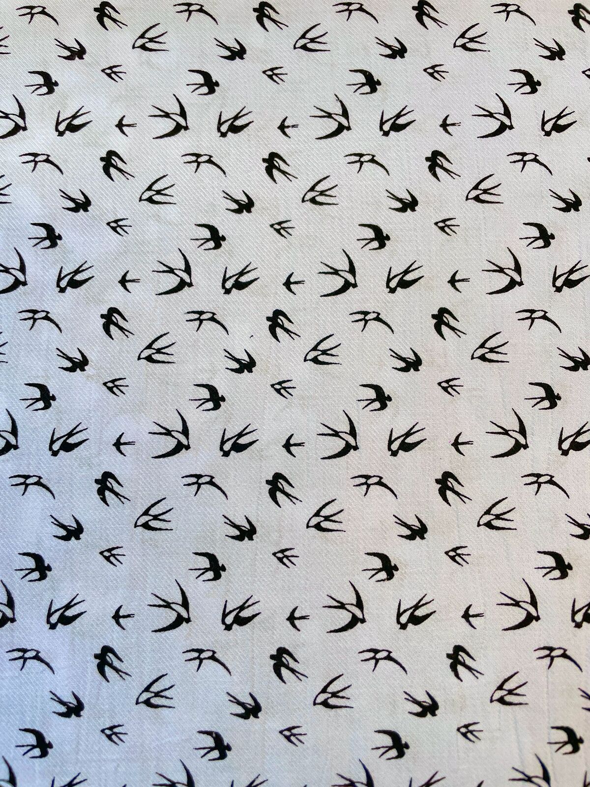 Musselin „Flying Swallows“ mit Schwalben lila/blau Musselin „Flying Swallows“ mit Schwalben lila/blau