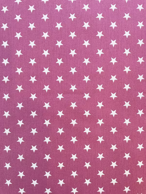 Beerenfarbener Baumwollstoff Popeline mit kleinen weißen Sternen als Allover-Muster, 149 cm breite Webware für Kinderkleidung und Heimtextilien.