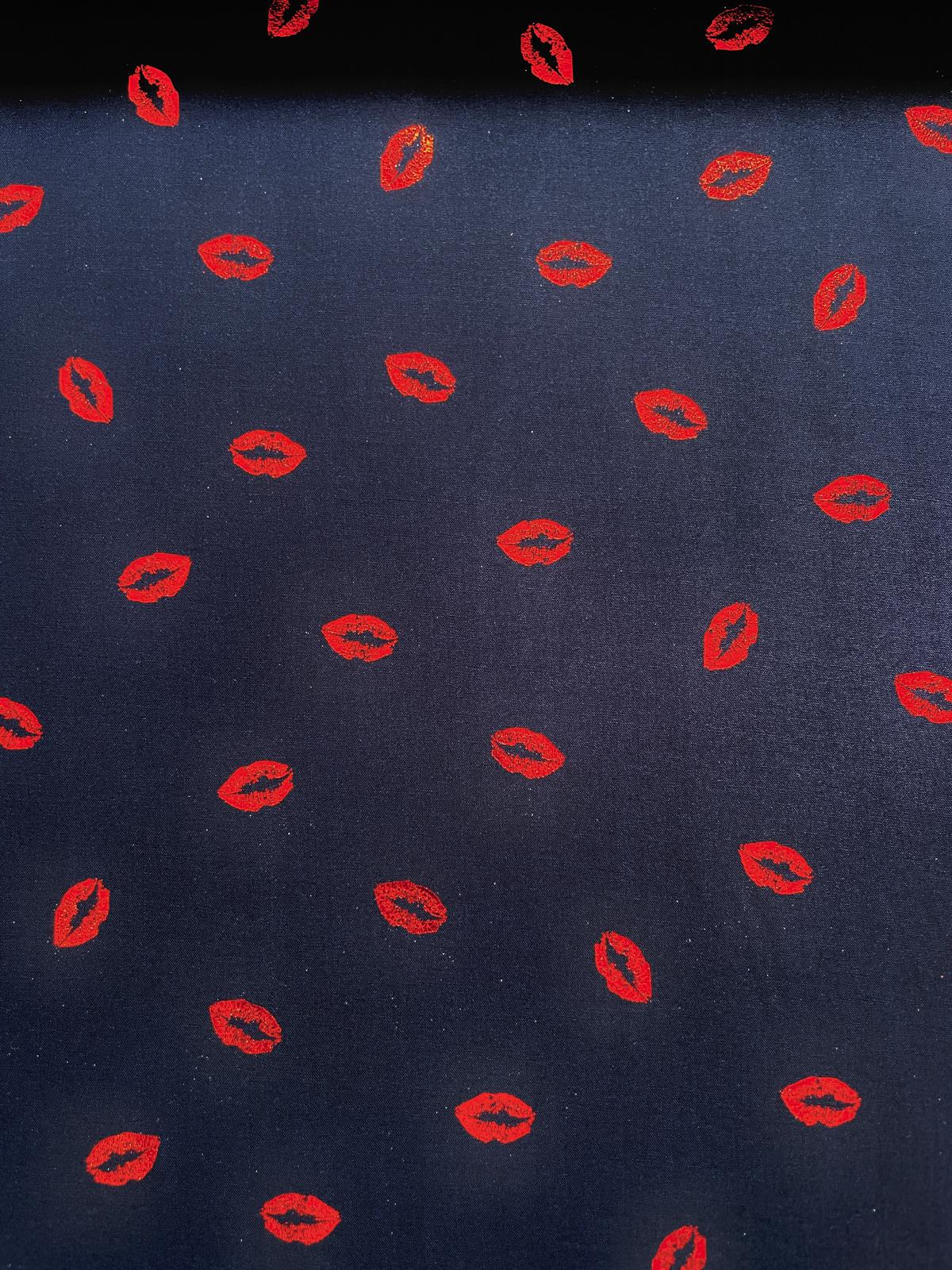 Viskose-Webware „Midnight Kiss“ – Kussmund rot leuchtend Viskose-Webware „Midnight Kiss“ – Kussmund rot leuchtend