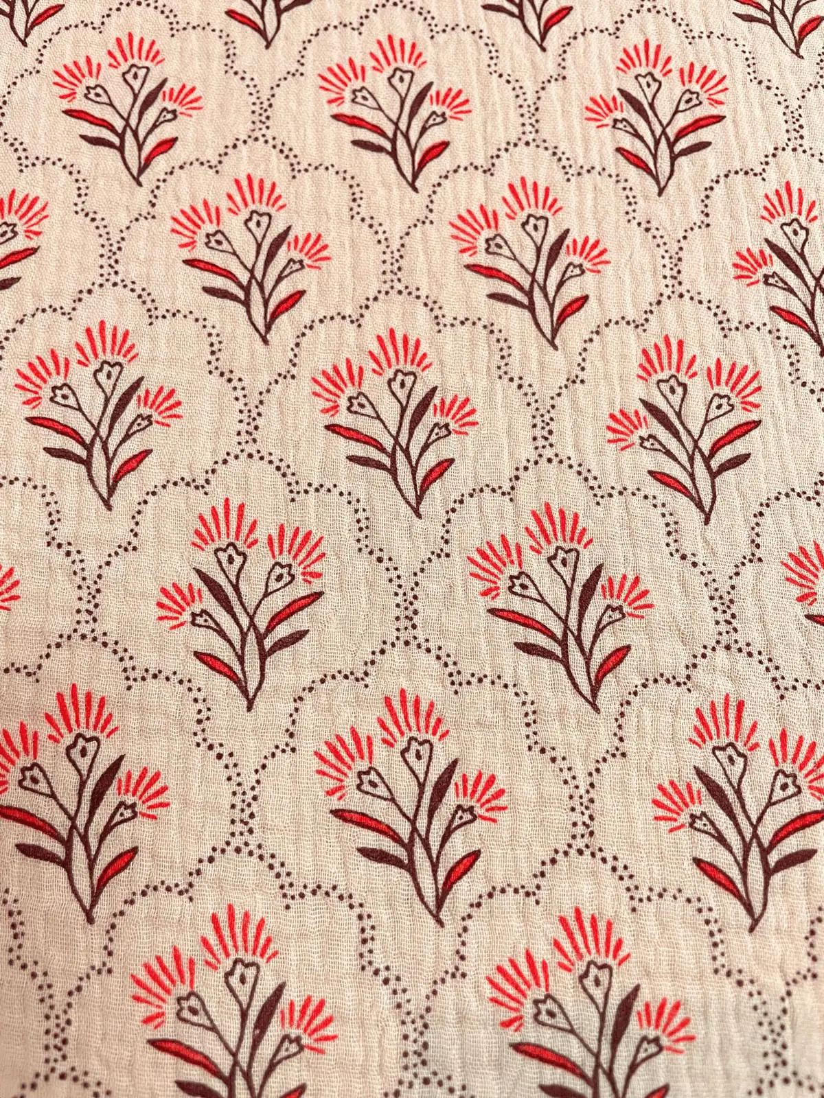 Weicher Musselin-Stoff aus Baumwolle in Beige mit rotem Blumenmuster, Double Gauze Struktur für Babykleidung und Tücher.