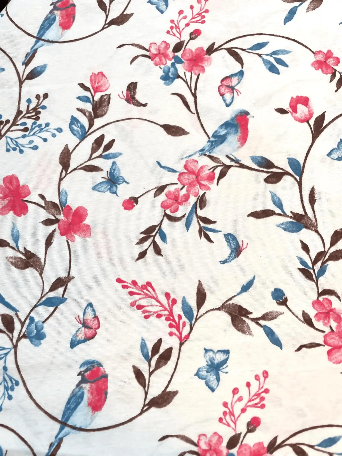 Meterware Dekostoff mit Muster aus blauen Vögeln, Schmetterlingen und rosa Blüten auf naturfarbenem Grund, Mischgewebe 195g, 138cm breit.