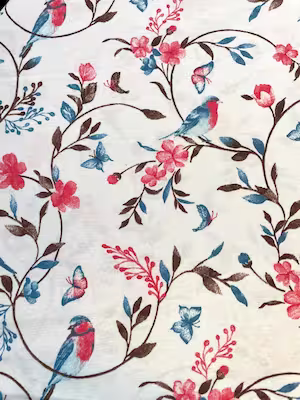 Meterware Dekostoff mit Muster aus blauen Vögeln, Schmetterlingen und rosa Blüten auf naturfarbenem Grund, Mischgewebe 195g, 138cm breit.