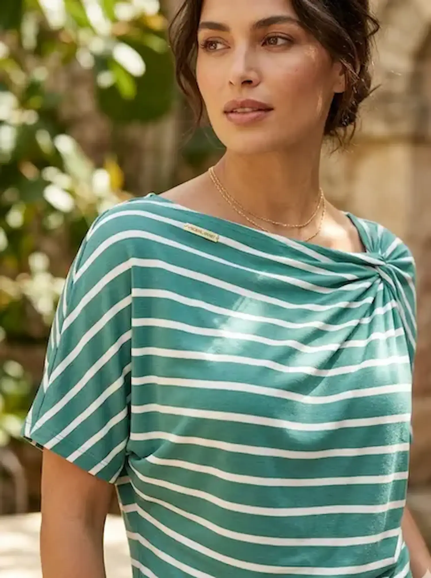 Weich fließender Viskosejersey Stoff mit maritimen Streifen in Petrol und Weiß, verarbeitet zu einem Damen-Shirt mit Knotendetail.
