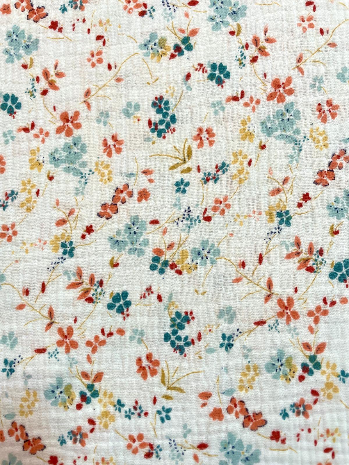 Weißer Musselin-Stoff mit herbstlichen kleinen Blumen in Rostrot, Senf und Petrol, 100% Baumwolle mit Crinkle-Struktur.