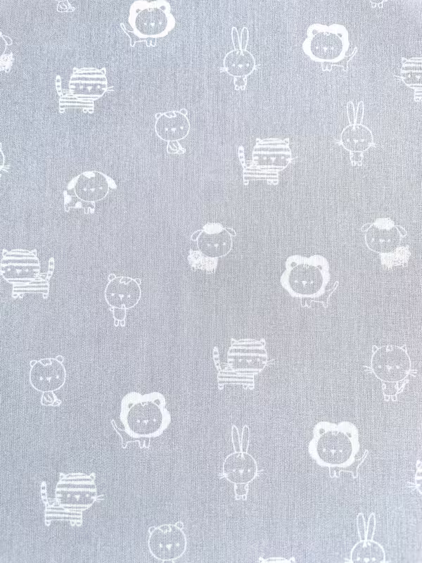 Hellgrauer Baumwollstoff Webware mit weißen, skizzierten Tiermotiven wie Löwen, Hasen, Schafen und Katzen im Scandi-Stil.
