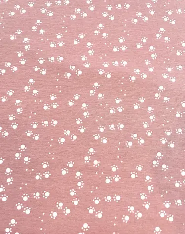 Hochwertiger Jersey-Stoff in Altrosa mit weißen Pfötchen-Motiven als Meterware für Kinderkleidung und Tier-Accessoires.