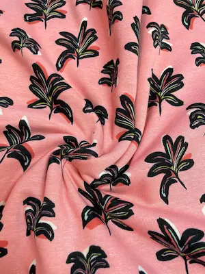 Warmer Alpenfleece Stoff in Rosa Melange mit schwarzen Palmenblättern, weicher Kuschelsweat für Mädchen, Meterware für Winterkleidung.