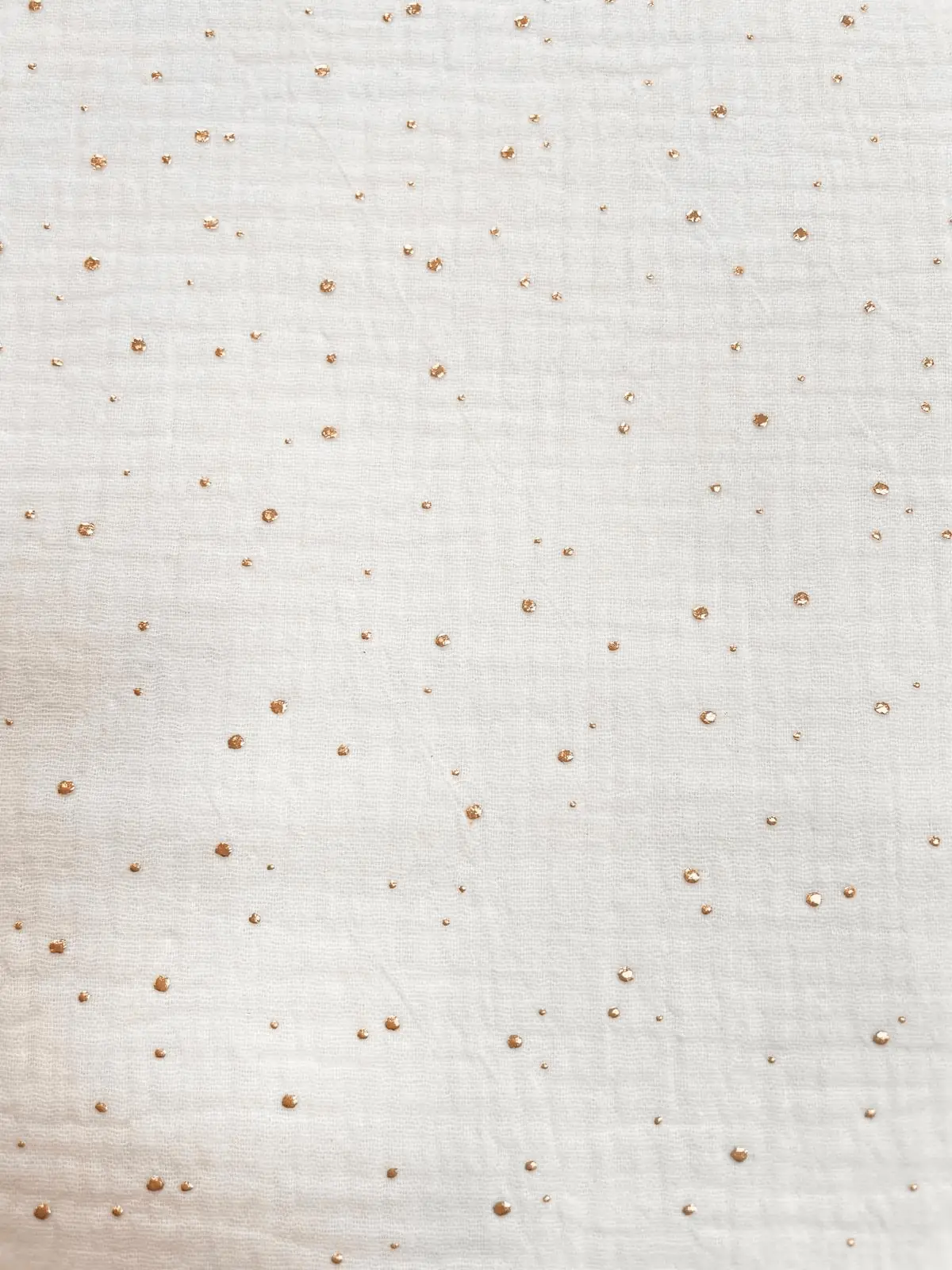 Hochwertiger Musselin-Stoff in Creme-Weiß mit glänzenden, goldfarbenen Glitzerpunkten. Weiche Double-Gauze Baumwollqualität mit edlem Metallic-Print für festliche Nähprojekte