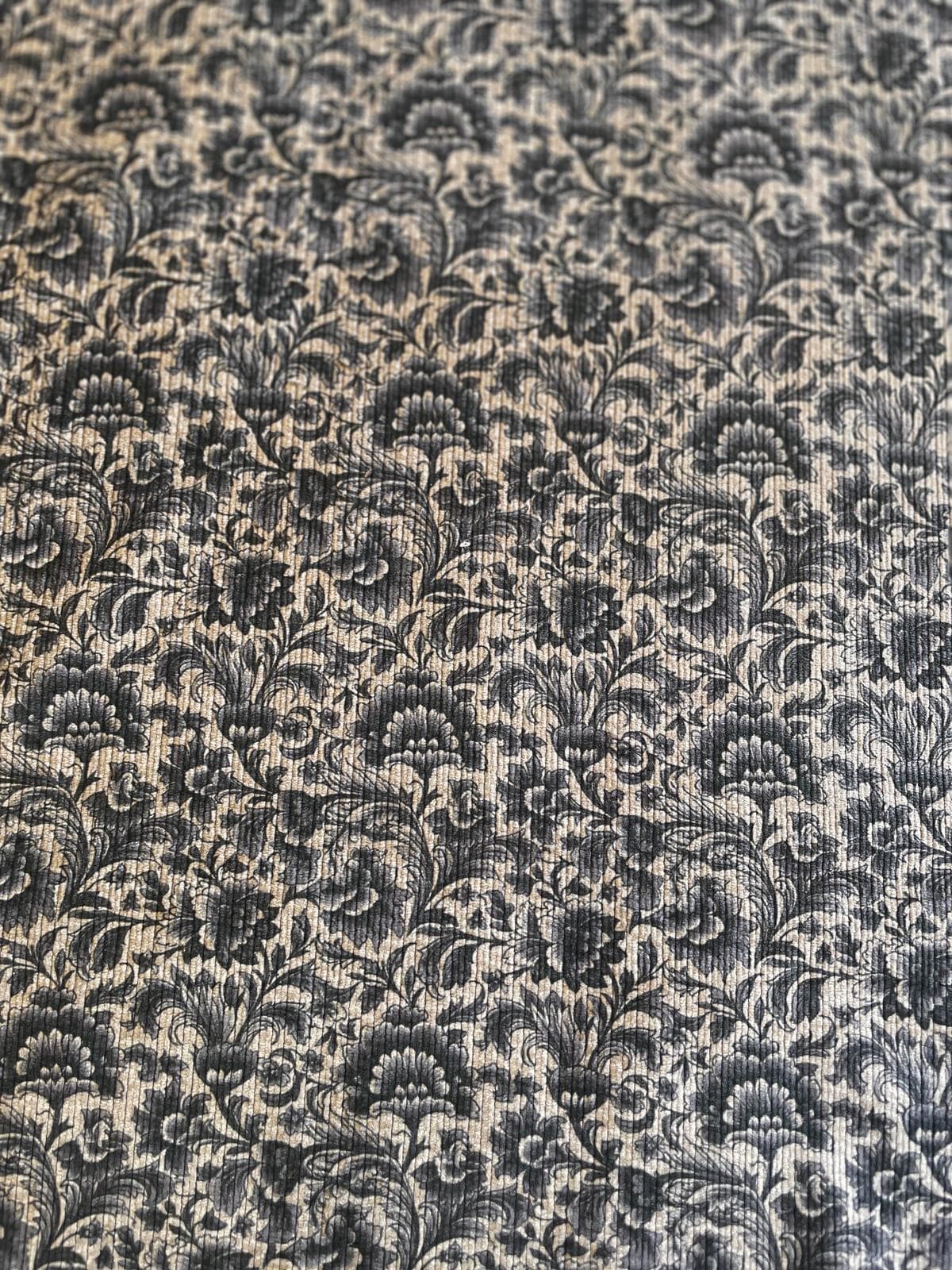 Leichter Jacquard-Cordstoff als Meterware mit filigranem floralem Muster in Schlamm und Schwarz