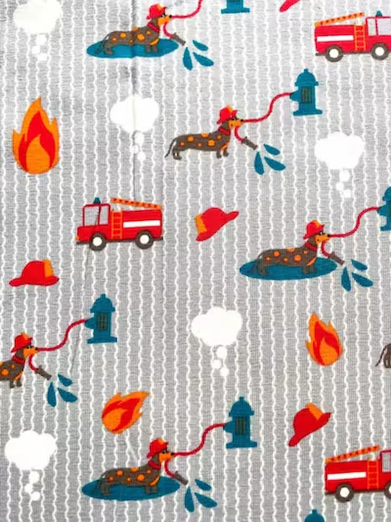 Detailaufnahme eines grau-weiß gestreiften Baumwolljerseys mit bunten Motiven: Dackel mit Feuerwehrhelmen, rote Feuerwehrautos und blaue Hydranten.