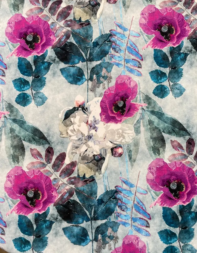 French Terry Sommersweat mit Mohnblumen-Print in Beere und Petrol, Aquarell-Stil Blumenmuster auf hellgrauem Hintergrund.