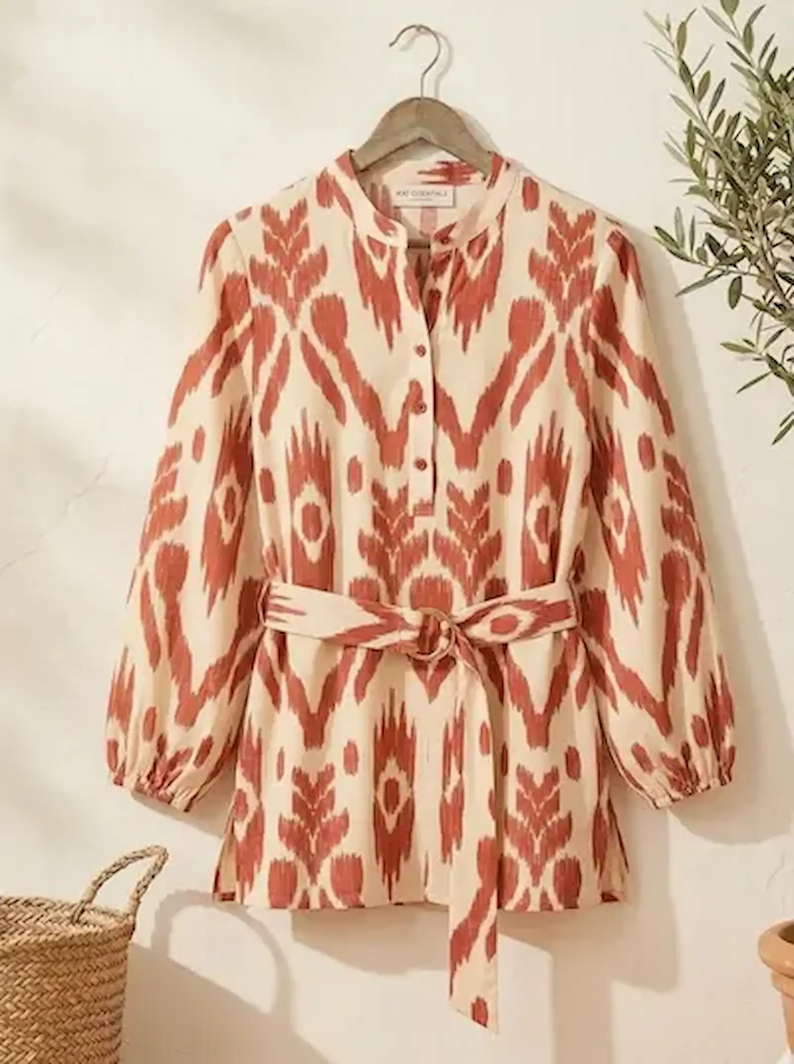 Leichter Crinkle Viskose-Mix Stoff als Meterware mit Ethno-Ikat-Muster in Terrakotta und Creme, verarbeitet als Tunika mit Gürtel.