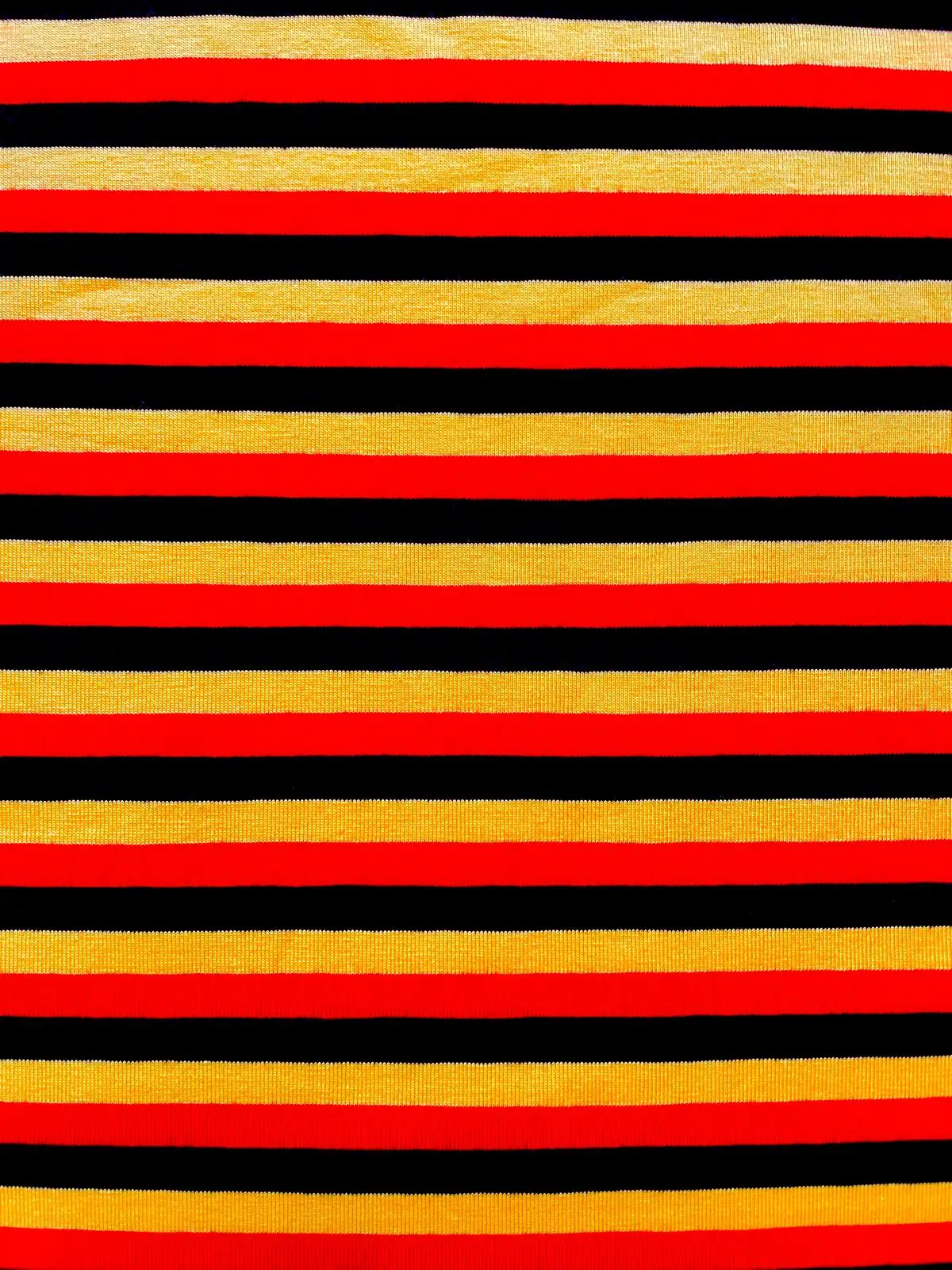Hochwertiger, elastischer Baumwolljersey Stoff als Meterware mit horizontalem Ringelmuster in Schwarz, Rot und Gold/Senfgelb für Fan-Bekleidung.