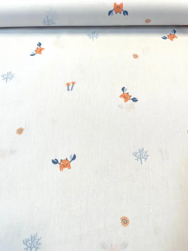 „Strandgeflüster“ – Bio-Baumwoll-Popeline weiss mit Krabben maritim „Strandgeflüster“ – Bio-Baumwoll-Popeline weiss mit Krabben maritim