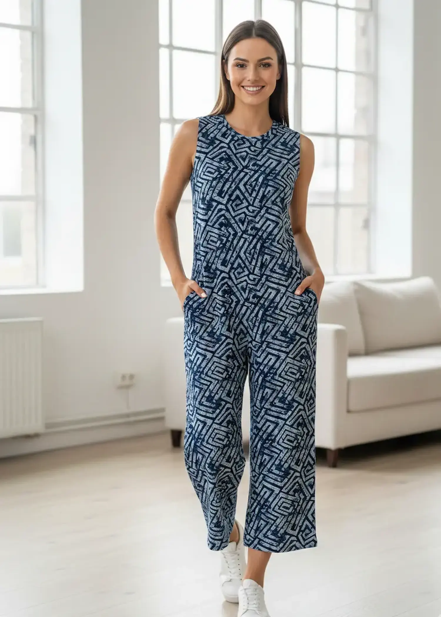 Frau in einem ärmellosen Jumpsuit aus French Terry mit blau-weißem geometrischem Muster – Inspiration für Nähprojekte mit Sommersweat.