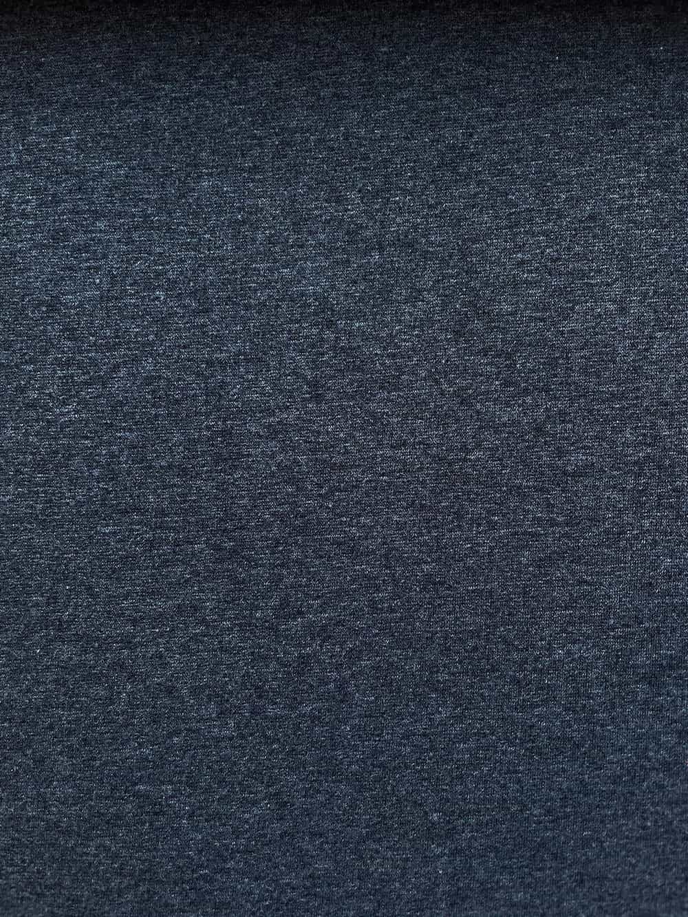 Nahaufnahme eines anthrazit melierten Alpenfleece-Stoffes mit glatter Strickoberfläche.
