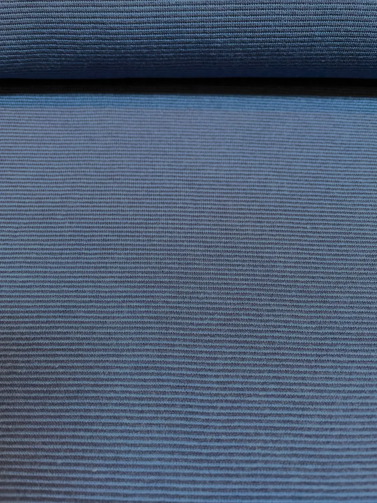 Feingestreifter Bündchenstoff in Jeansblau und Weiß als elastische Schlauchware (Meterware) für Ärmel, Halsbündchen und Jackenabschlüsse.