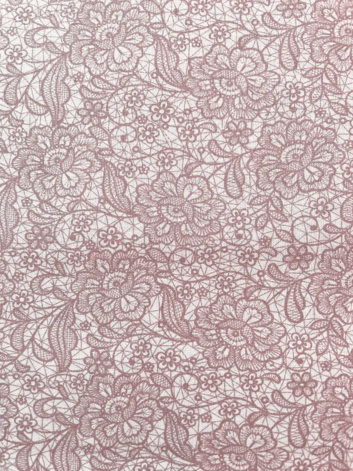Romantische Webware (100% Baumwolle) mit floralem Spitzen-Druck in Mauve. Ideal für Accessoires, Buchhüllen & Deko. Jetzt entdecken & kreativ werden!