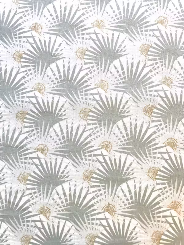 Moderner Baumwollstoff mit fächerartigen Palmwedeln in Salbeigrün und feinen Gold-Akzenten auf weißem Grund.
