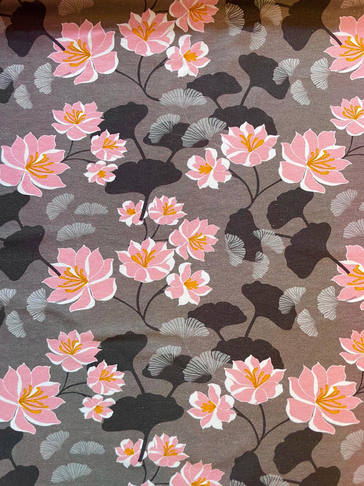 Baumwolljersey "Eleganz"-Lotusblüten auf Taupe