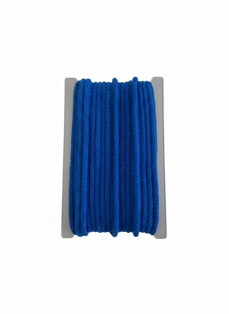 Blaue geflochtene Kordel mit 10mm Breite auf einer grauen Wickelkarte, stabile königsblaue Baumwollkordel als Meterware für Hoodies und Jacken