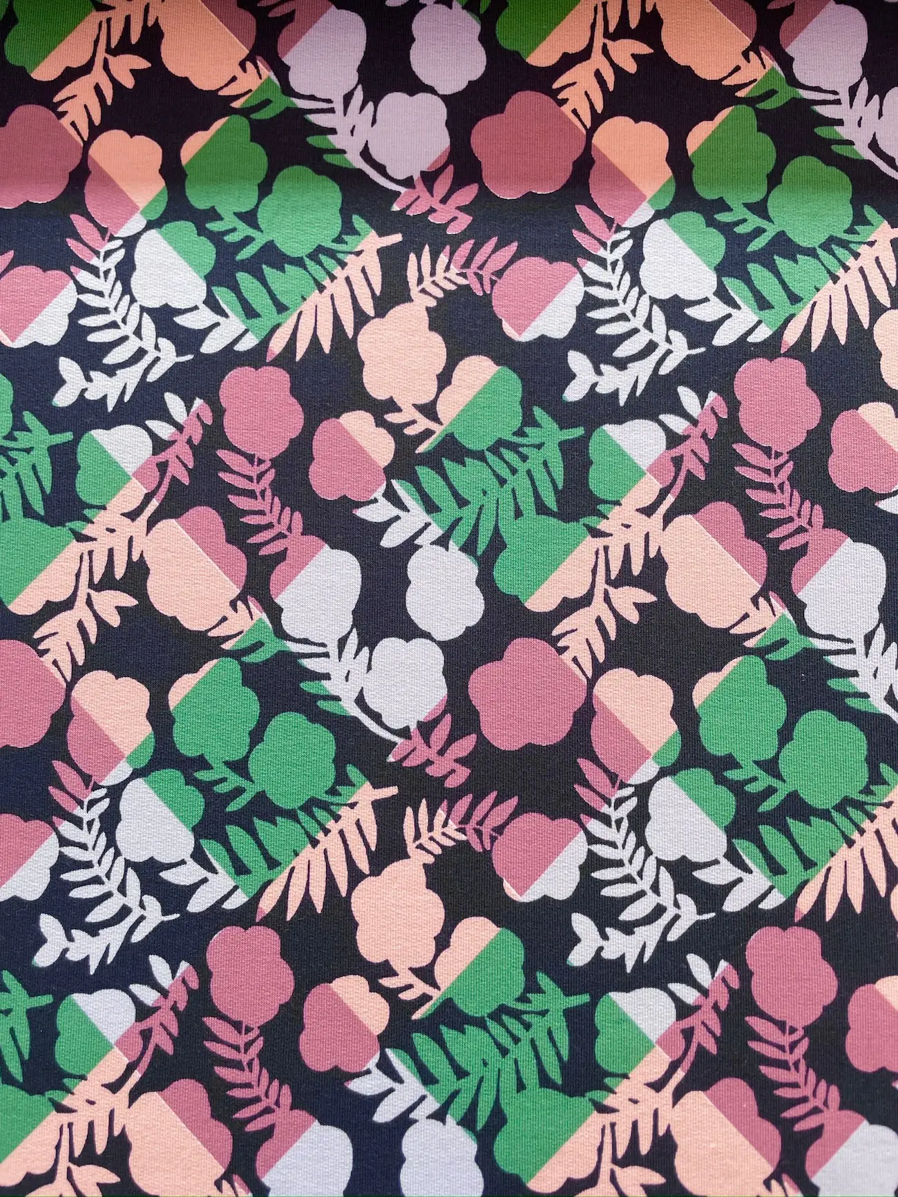French Terry "Blütengeometrie" Rautenmuster Blumen